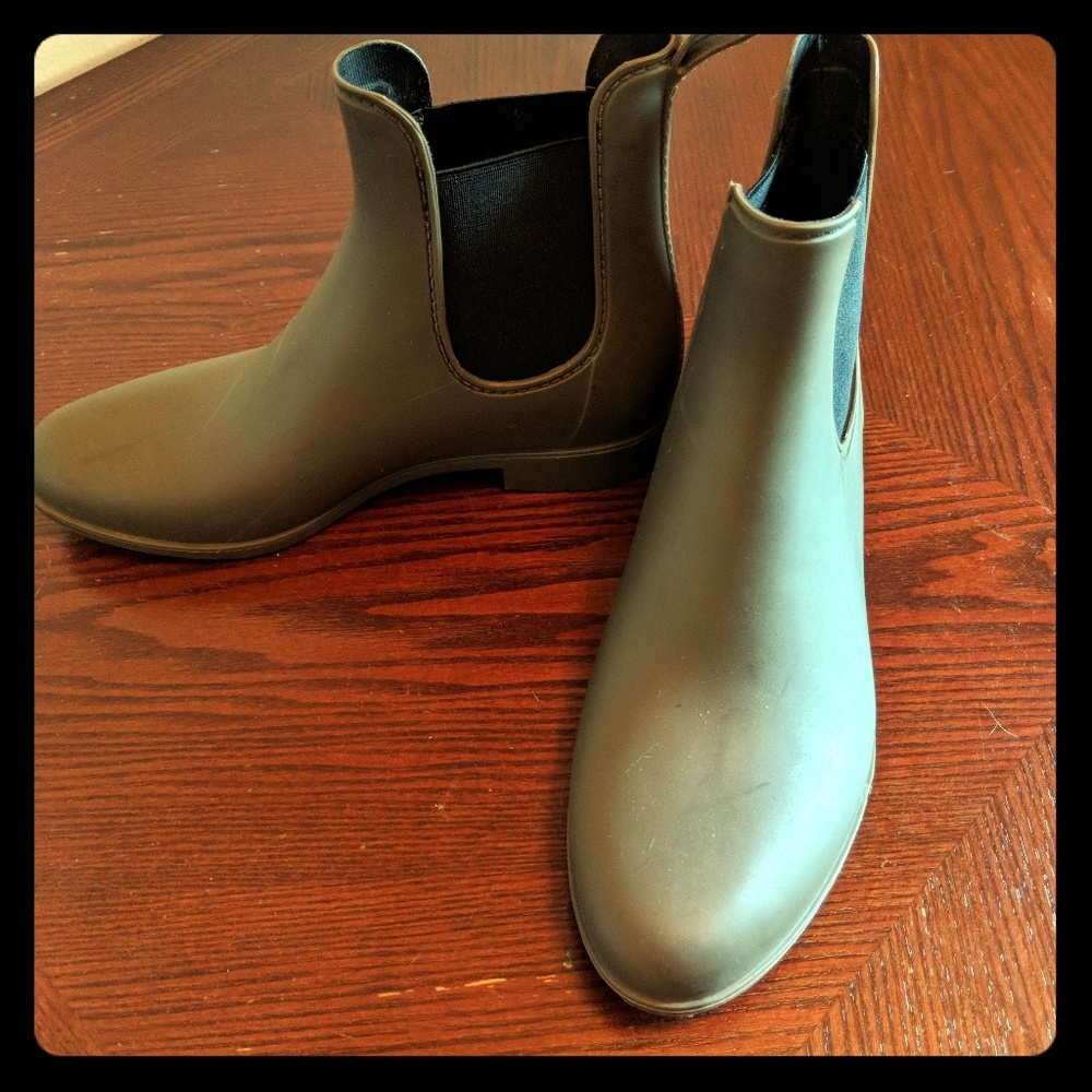 Low olive green rainboot